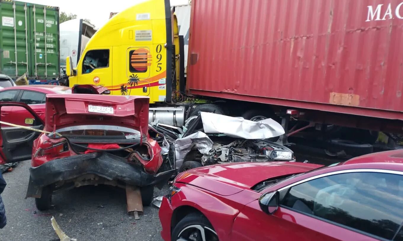 Murieron 6 y 10 están gravísimos: un camión descontrolado aplastó a seis autos y provocó una sangrienta tragedia
