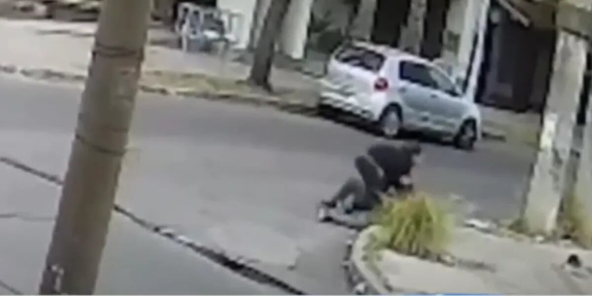 Video: lo ataron y le robaron, logró desatarse y terminó corriendo a los ladrones
