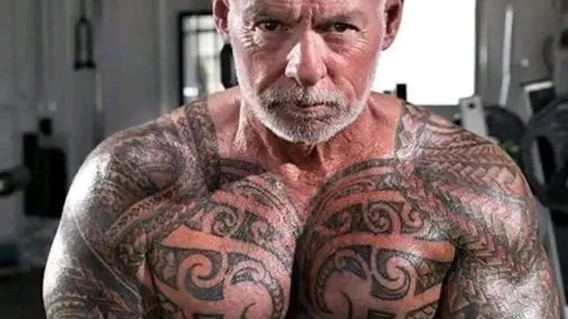 Tiene 65 años y gastó miles de dólares para cubrir hasta las partes íntimas de su cuerpo con tatuajes: “Era incómodo caminar”