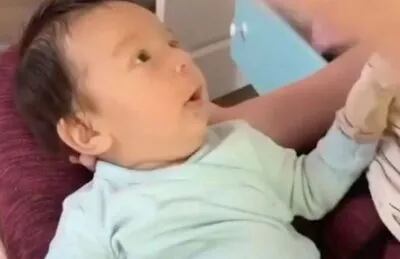 “I love you”: un bebé de dos meses “habla” con su mamá y la hace emocionar