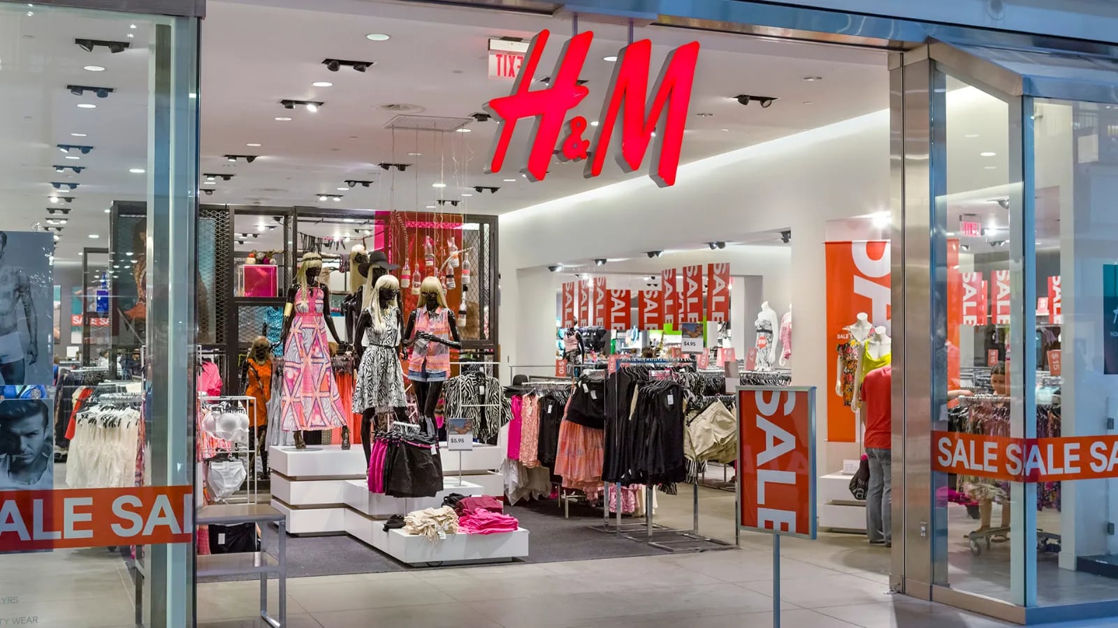 cartel imponer Sonrisa H&M llega a Palermo, el outlet de la marca de ropa que causa furor en el  mundo | La 100