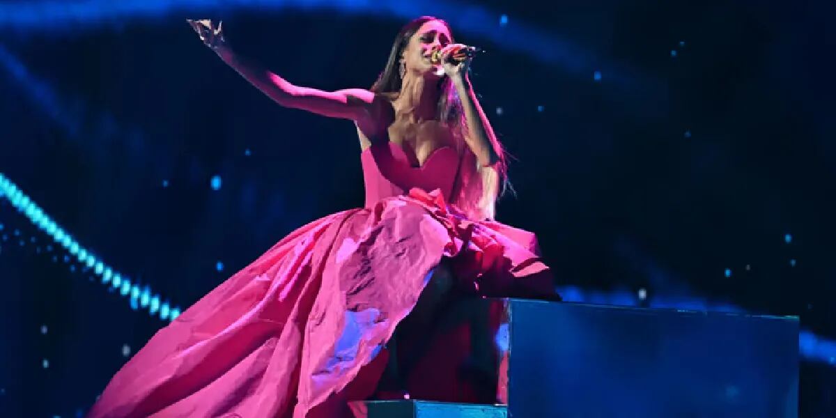 Tini Stoessel volvió a su estilo princesa y deslumbró en los premios Billboard con un vestido fucsia