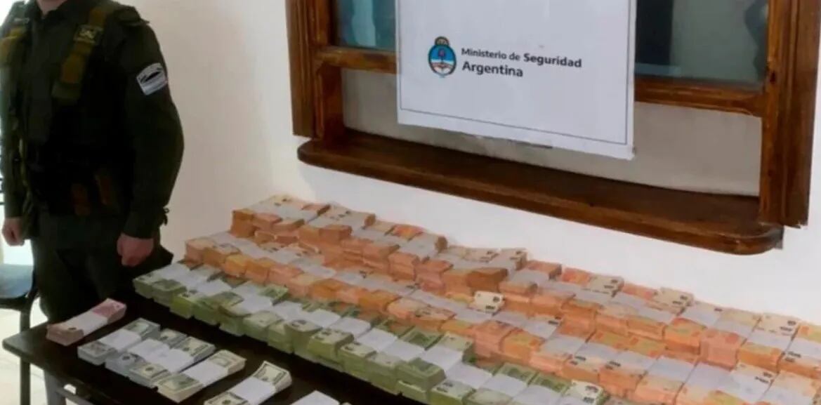 Lo pararon en un control policial y le encontraron 25 mil dólares, 5 mil euros y más de 24 millones de pesos en una bolsa