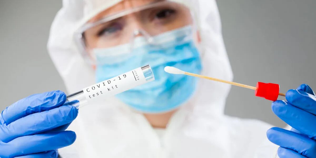 Ómicron: aseguran que los test de coronavirus de saliva son más efectivos que los nasales