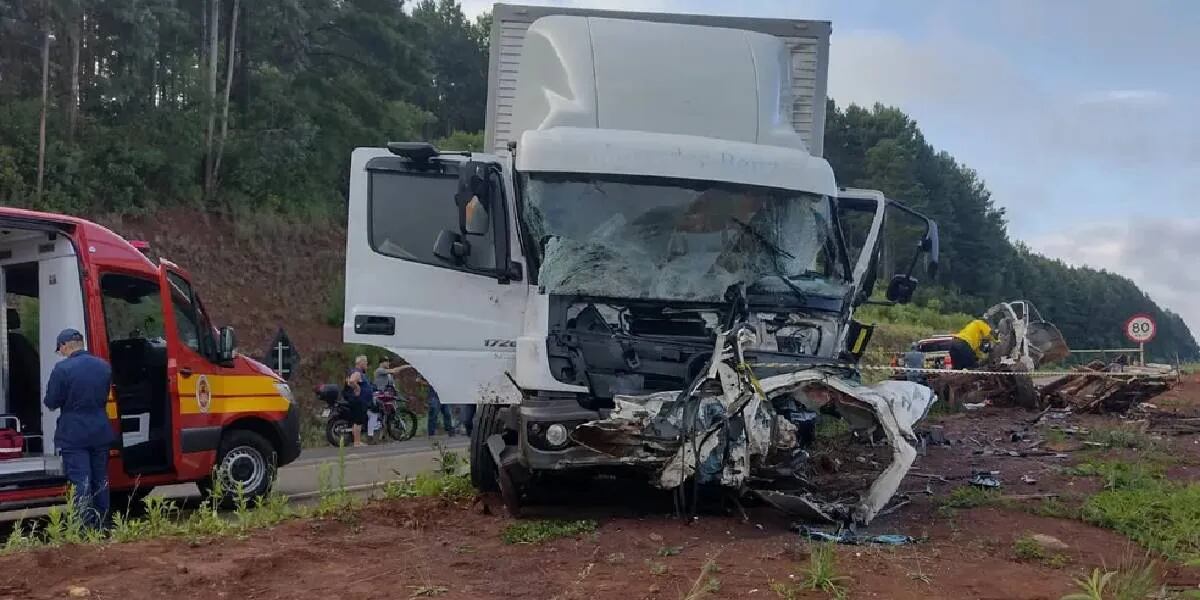 Murieron 3: una camioneta se estrelló violentamente contra un camión, terminó partida en dos y los hierros destrozaron a los pasajeros
