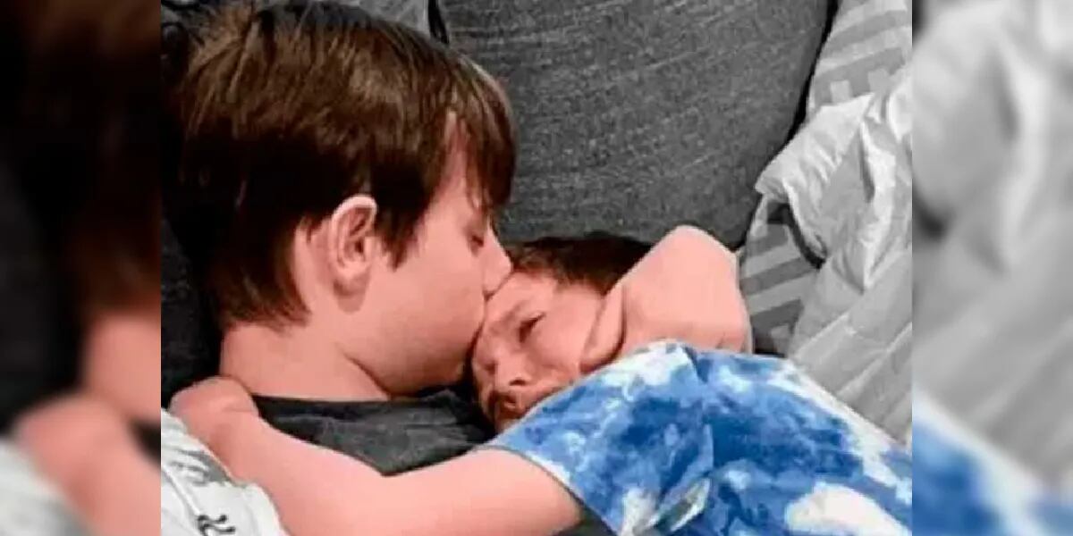 La estremecedora foto de un nene con cáncer terminal consolando a su hermanito que emociona a las redes