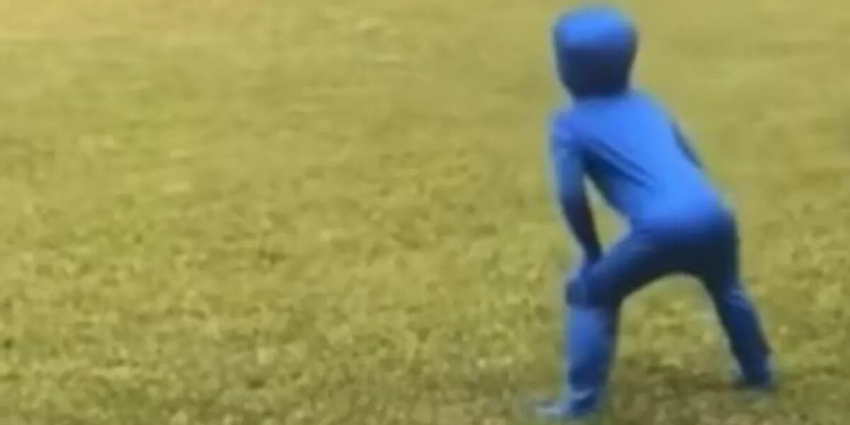Video: le regalaron un ‘traje invisible’, lo filmaron usándolo y se volvió viral en las redes