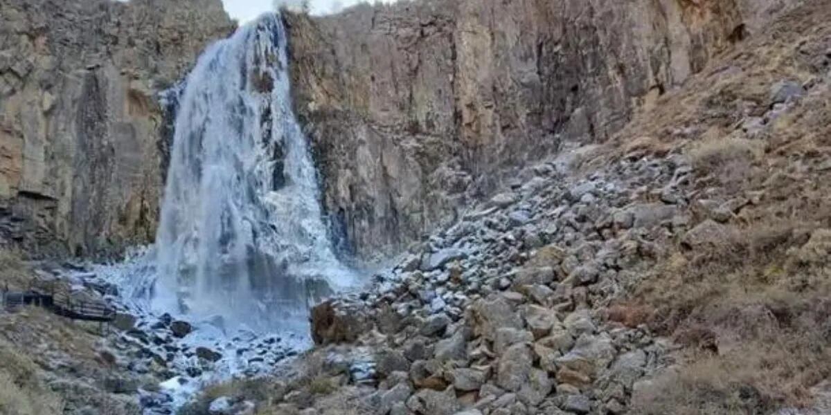 ❄️ Ola polar: se congeló una cascada en Neuquén por el frío