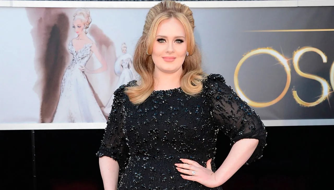 El antes y después de Adele sigue sorprendiendo: luce irreconocible con un vestido animal print
