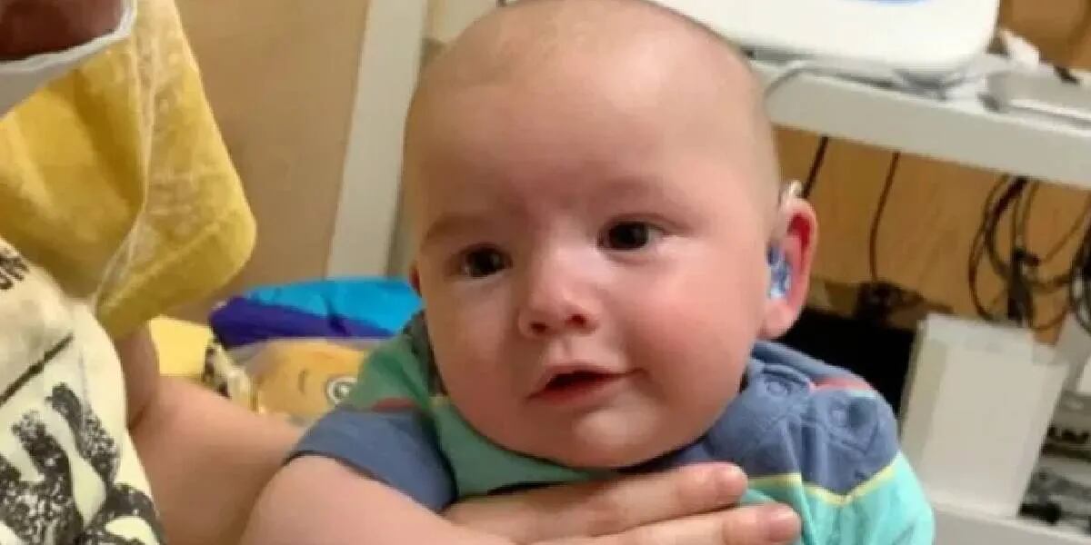 Un bebé escuchó a sus padres por primera vez en sus tres meses de vida