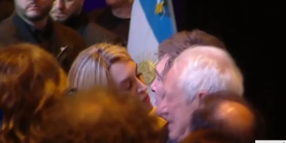 El fogoso beso entre Javier Milei y Fátima Flórez en el búnker de La Libertad Avanza tras ser electo presidente