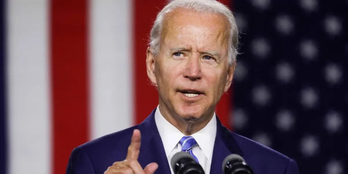 Es falso que Joe Biden saludó a un "fantasma" en un discurso: estaba gesticulando hacia su audiencia