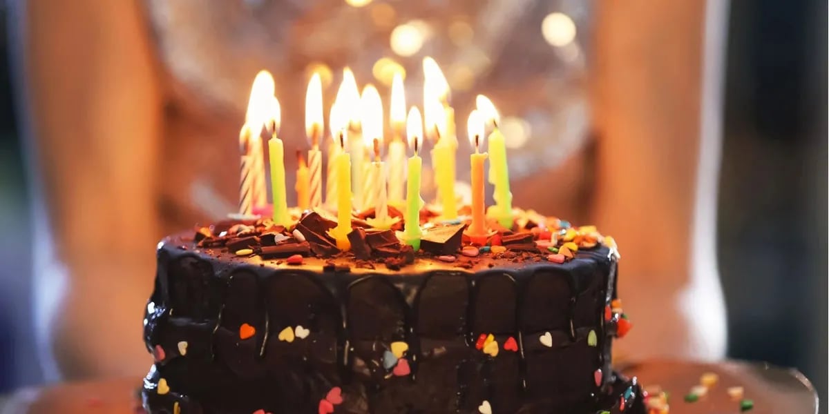 Una mamá le quitó la torta de la mano a una nena en un cumpleaños y generó debate en las redes: “No invitaron a su hija a la fiesta”