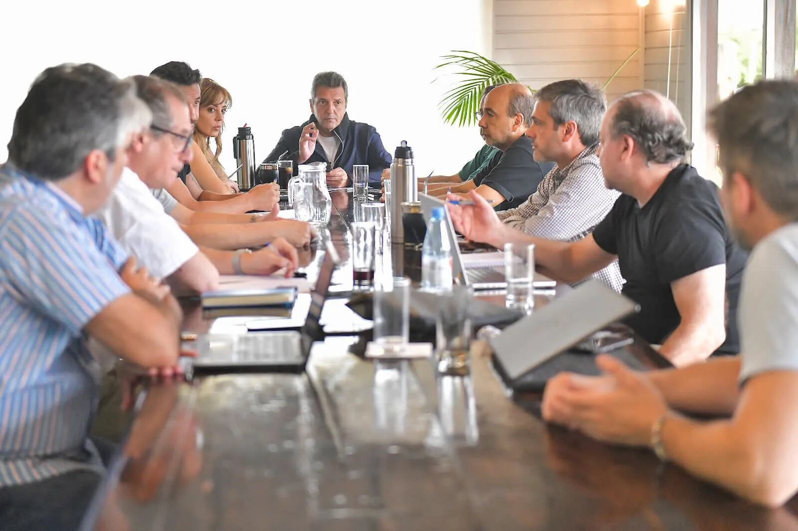 Massa reunido con su equipo económico en San Fernando