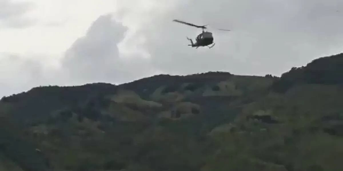 Video: el estremecedor momento en que un helicóptero choca contra una montaña y el piloto logra salvar su vida