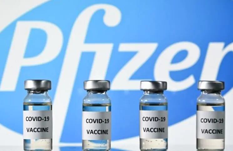 Un enfermero contrajo coronavirus días después de aplicarse la vacuna