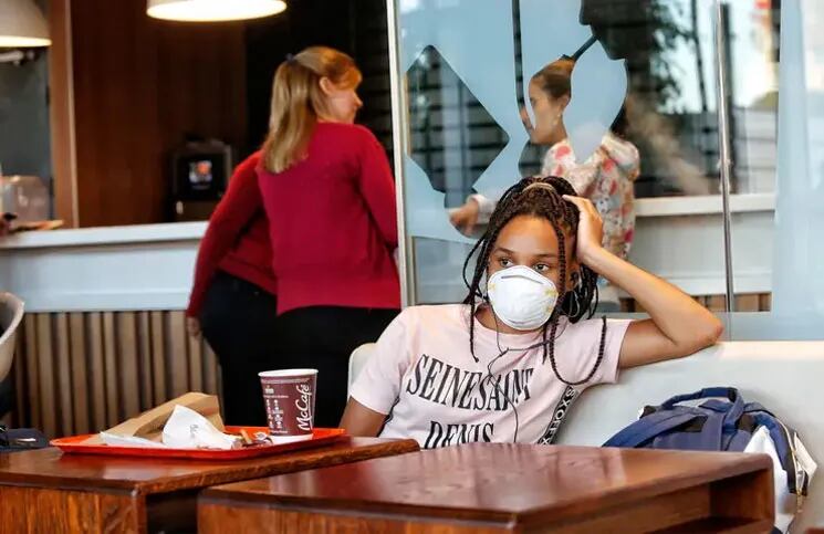 "Te aseguro que en ese avión venía el coronavirus": los turistas de Ezeiza sienten el pánico ante la epidemia mundial