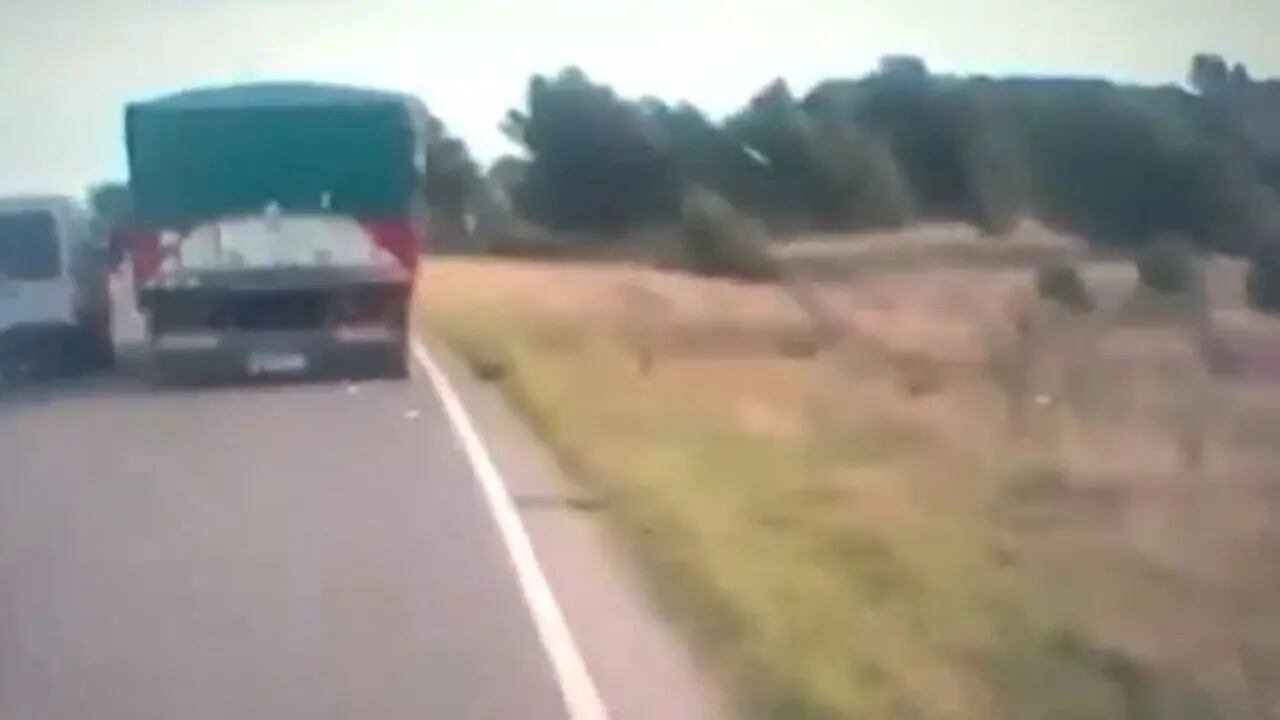 Video: quiso sobrepasar a un camión y casi provoca una tragedia en medio de la ruta