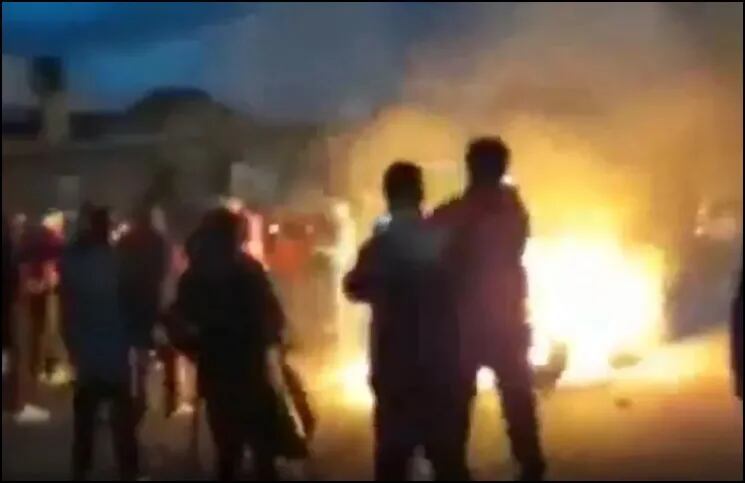 Video: golpearon y tiraron al fuego al presunto asesino del chofer de colectivo en Merlo