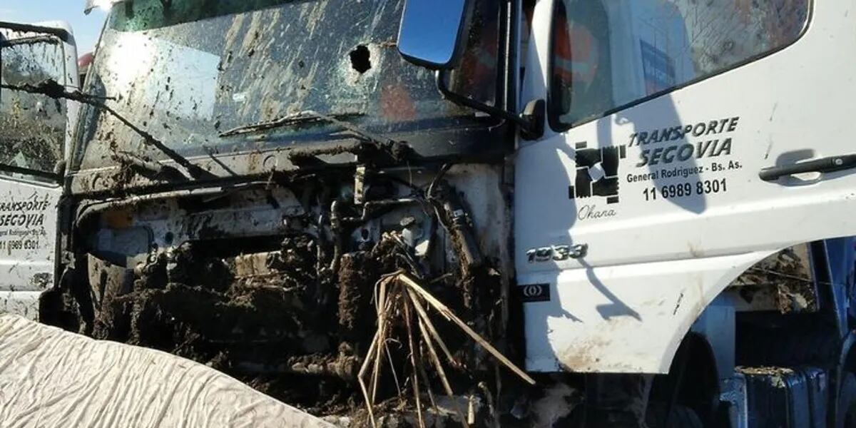 Un camionero intentó esquivar un piquete, lo persiguieron, le tiraron piedras, volcó y murió