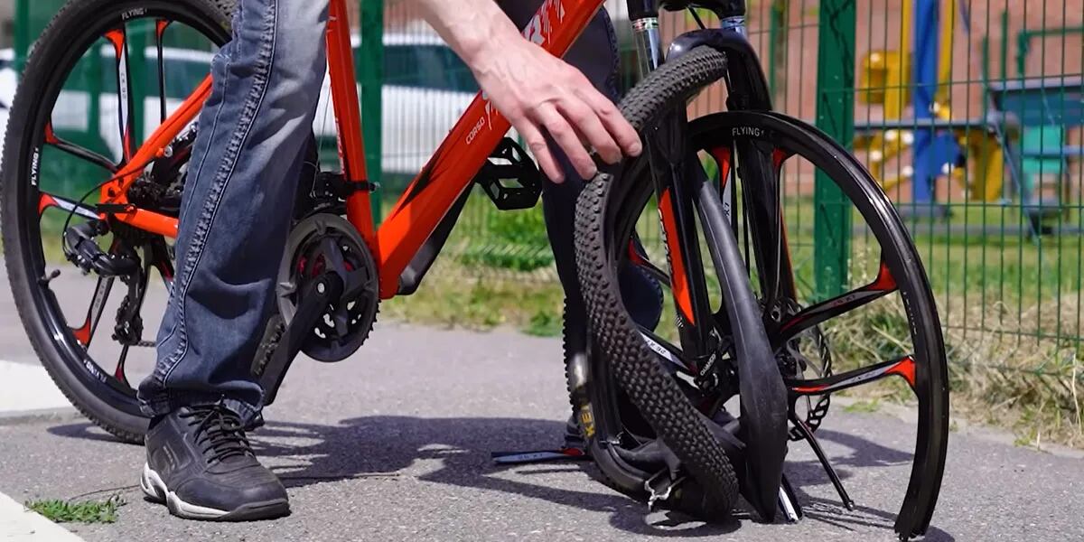 Creó una bicicleta con una rueda partida al medio y se hizo viral: “Es una monstruosidad”