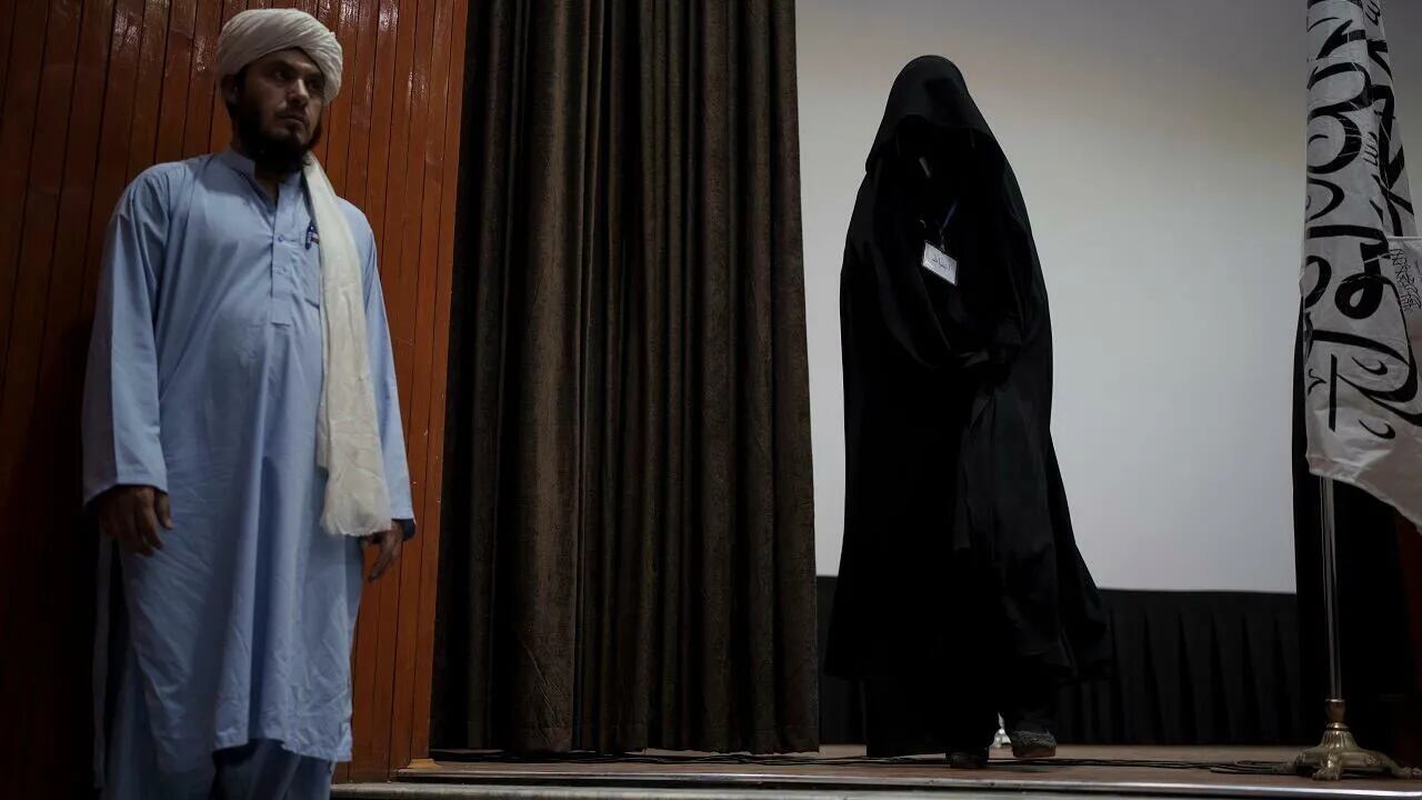 Una mujer afgana acude a un acto de apoyo a los talibanes en septiembre de 2021 en una universidad de Kabul.