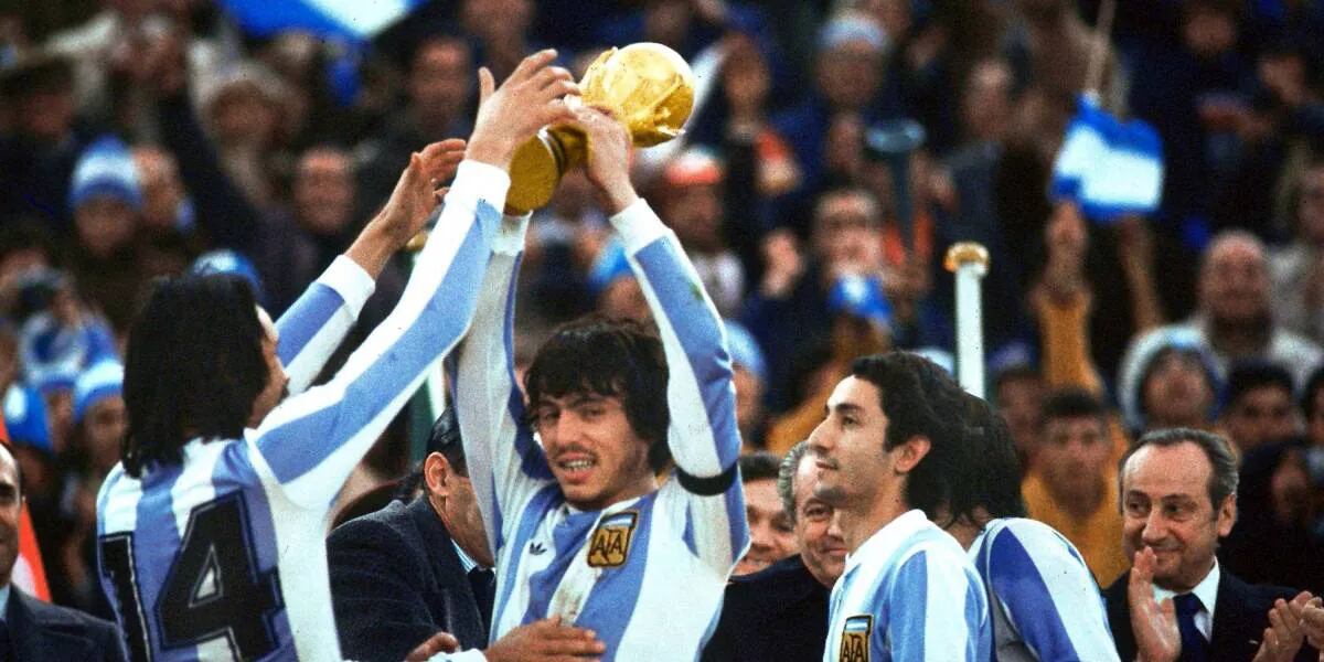 Quién es el único futbolista que pasó por la Selección Argentina que levantó dos veces la Copa del Mundo