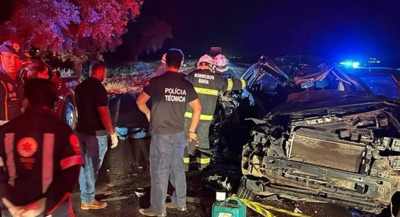 Murieron 3: un auto perdió el control, se estrelló contra una máquina, los hierros compactaron a los pasajeros y una familia quedó destruida