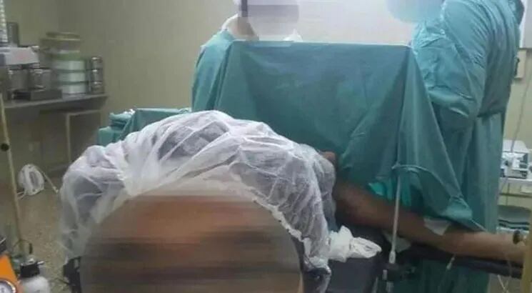 Gran escándalo en un hospital: denuncian a una anestesista por sacarse fotos con sus pacientes desnudos