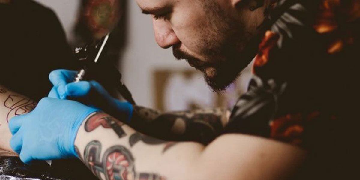 Descubrió que su novio le era infiel y se vengó con la ayuda de un tatuador