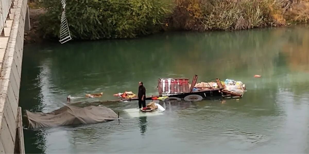 Un camionero quiso evitar un piquete, “perdió estabilidad” y cayó de lleno al río