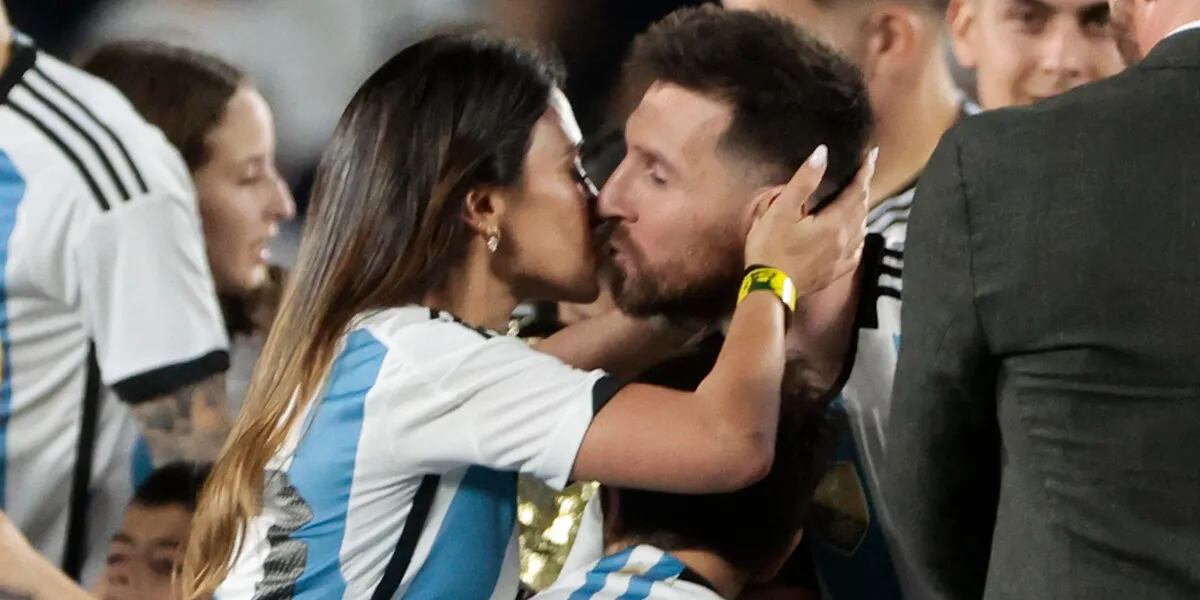 El beso hot de Antonela Roccuzzo a Lio Messi en medio de los festejos de la selección
