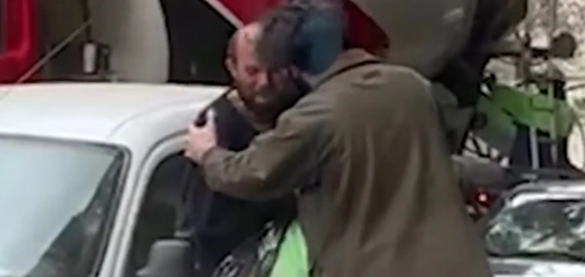 Abrazó a un indigente, el video se hizo viral y apareció la familia del hombre en situación de calle
