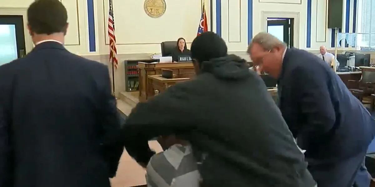 Video: un hombre atacó brutalmente al acusado de matar a su hijo de tres años y a su ex pareja durante el juicio