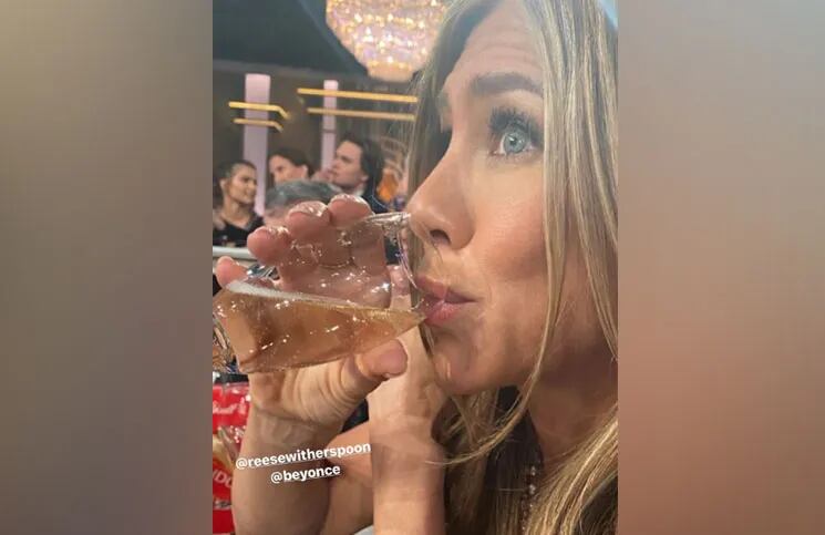 Jennifer Aniston tomando el champagne de Beyonce