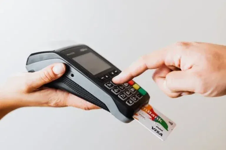 La AFIP aumentó el reintegro para compras con tarjeta de débito: a quiénes alcanza