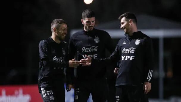 La pícara reacción de Messi al ver los looks de Otamendi, De Paul y del "Papu” Gómez