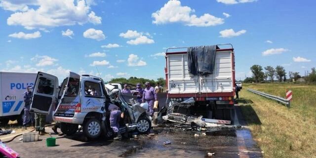 Mueren 4: Una familia viajaba en una camioneta, chocó con un camión que transportaba cemento, terminando en tragedia