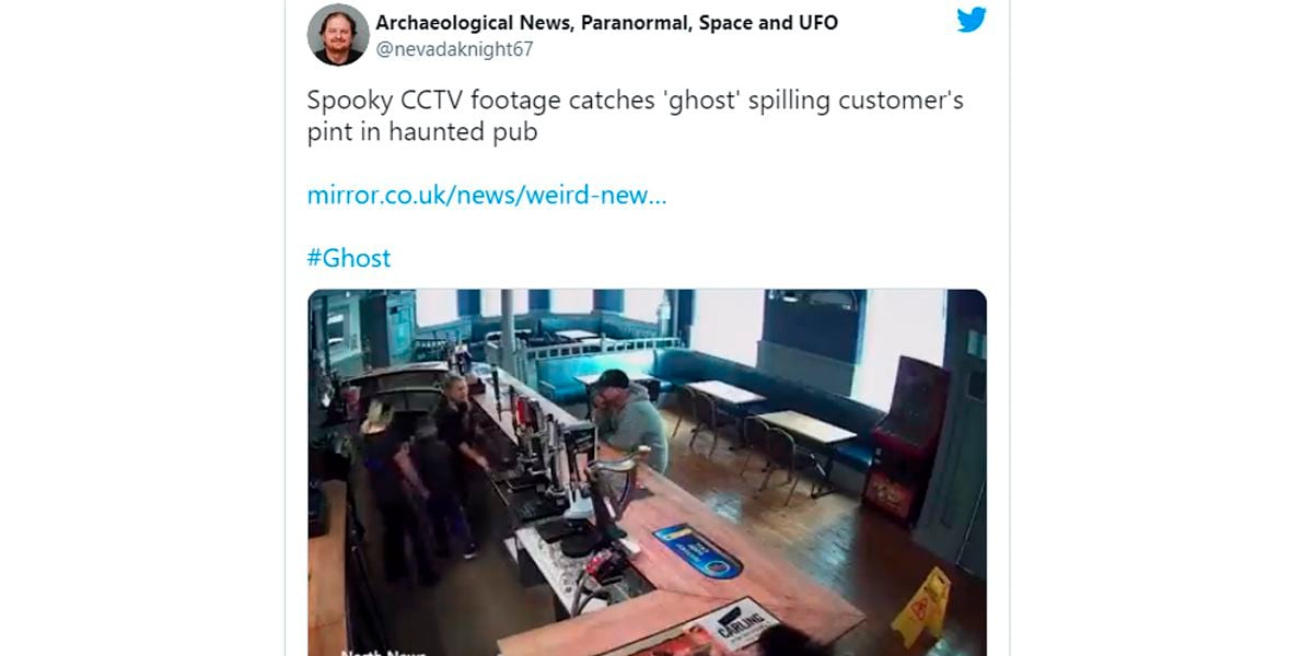 Se viralizó un estremecedor video de un "fantasma" que derrama un vaso de cerveza