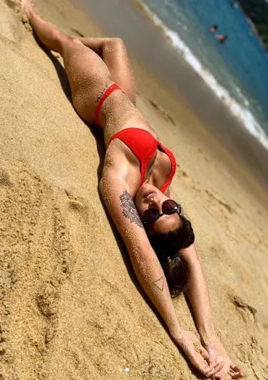 Ivana Nadal con una micro bikini roja se animó a hacer la “milanesa” (muy sexy) en la playa