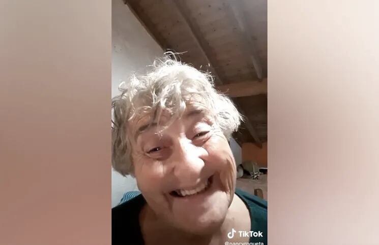 Es argentina, tiene 70 años y la rompe en TikTok con sus recetas (y bailes)