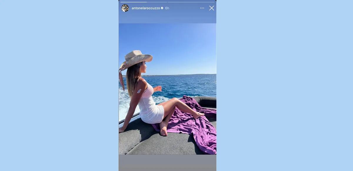 Sombrero playero, vestido transparente y bikini fucsia: la postal veraniega de Antonela Roccuzzo en Ibiza