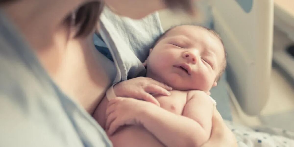 La OMS pide a los trabajadores de la salud que permitan el contacto entre madres y bebés