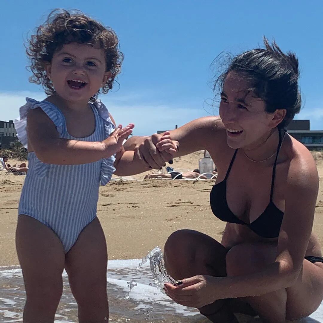 Isabel Macedo posó con su hijita en la playa, pero la cara (enojada) de la nena se llevó todas las miradas