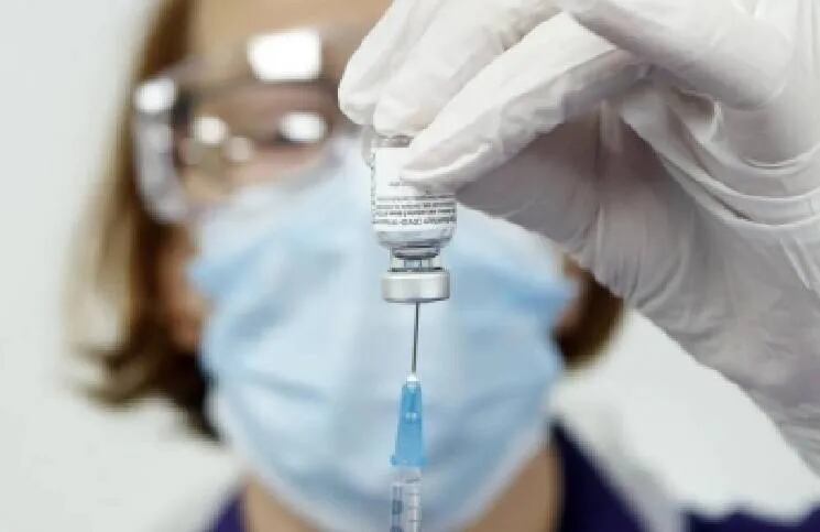 Estudio revela que la vacuna Pfizer es efectiva contra dos nuevas cepas de coronavirus.