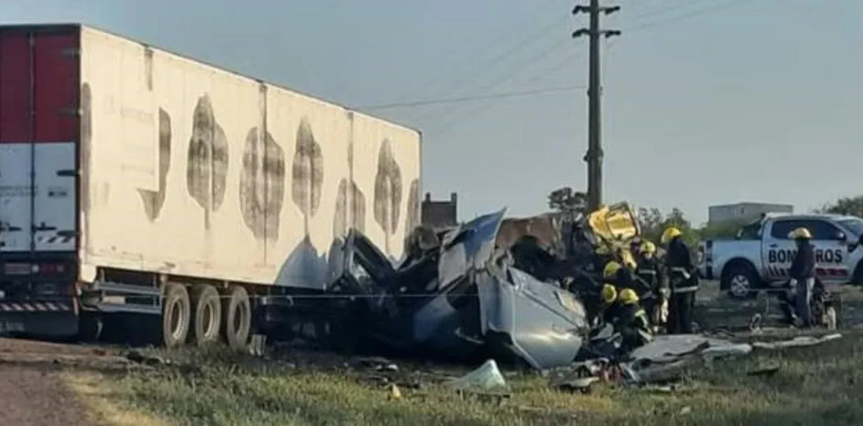 Murieron 2: un camionero se quedó dormido, cruzó de carril, chocó de frente contra otro camión y desató una tragedia