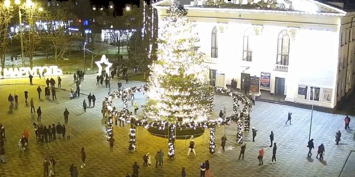 Un árbol de navidad gigante se cayó en el centro de una ciudad de Ucrania