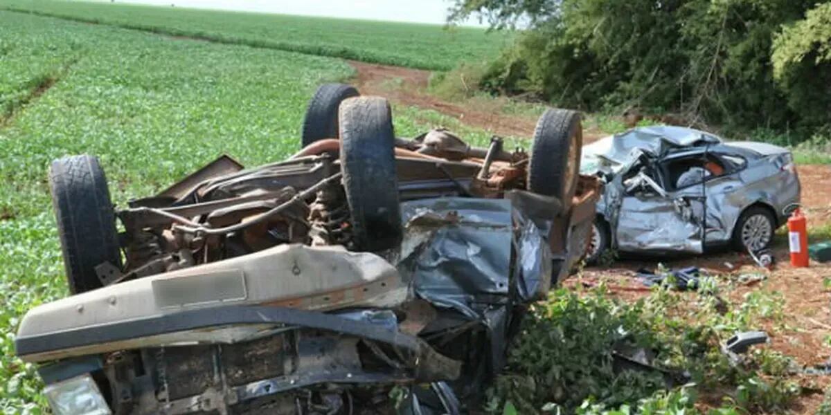 🔴 Murieron 3: un auto perdió el control, se estrelló contra un camión y una familia quedó destruida