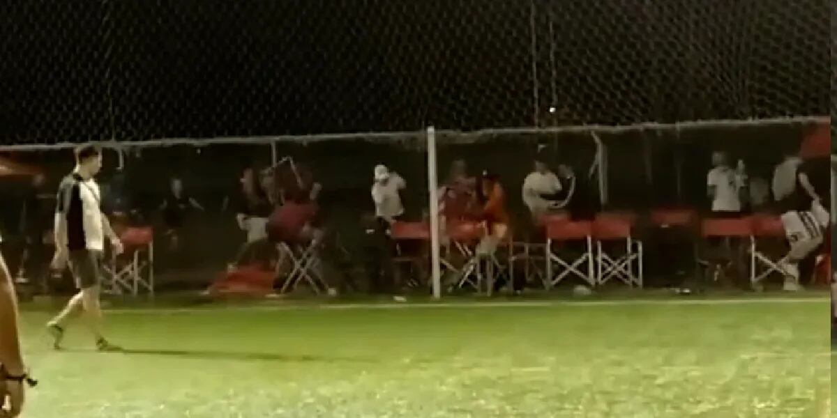 Se desató una brutal batalla campal en un partido de fútbol en Berazategui y volaron sillas para todos lados
