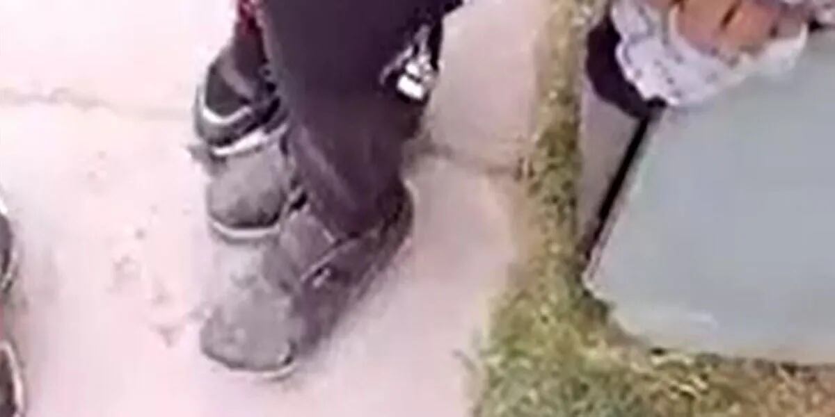 Video viral: vio que un nene tenía las zapatillas arregladas con cartón y le terminó regalando las suyas